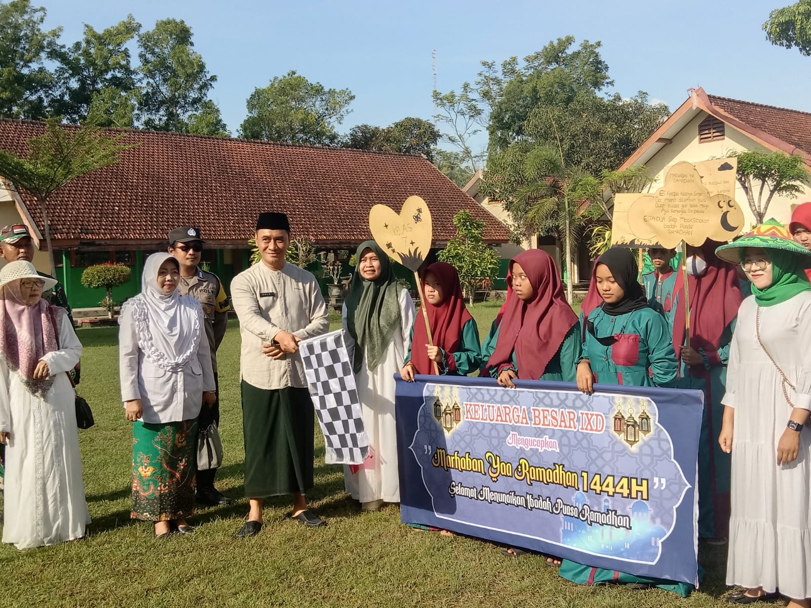 Sambut Bulan Ramadhan, Ratusan Siswa SMP Negeri 2 Bandung Tulungagung Ikuti Pawai Ta’aruf