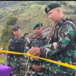 Komandan Satgas Yonif Mekanis 203/AK Meresmikan Monumen Kasih Karunia di Distrik Malagayneri
