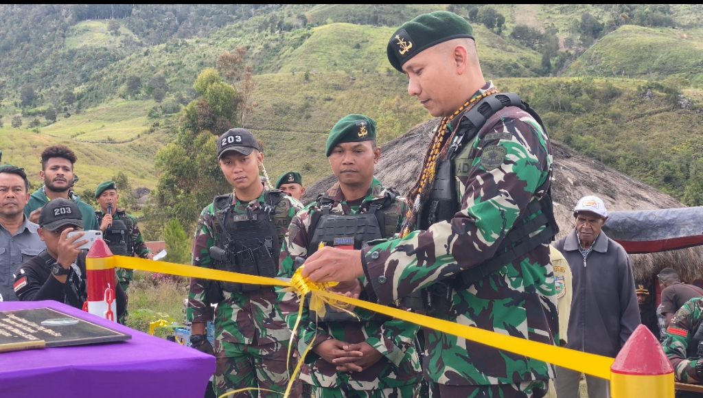 Komandan Satgas Yonif Mekanis 203/AK Meresmikan Monumen Kasih Karunia di Distrik Malagayneri