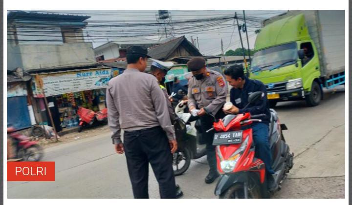 Polsek Gunung Putri Bersama Jajaran Bagi Takjil Gratis Di Depan Mako Polsek Gunung Putri