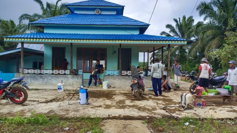 Bulan Suci Ramadhan, Babibsa Koramil 1015-08/Mentaya Hulu Bersama Warga Gotong Royong Bersihkan Masjid