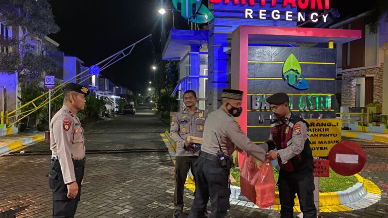 Patroli Sahur On The Road Samapta Polres Magetan Bagikan Nasi Sahur Kepada Masyarakat.