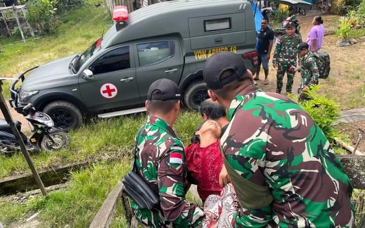 Mengalami Sesak Nafas dan Lemas, Satgas Pamtas Yonarmed 19/Bogani Sigap Evakuasi Nenek Regina