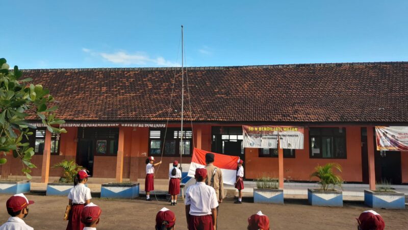 Ikuti Upacara Bendera Bersama Tiga Pilar, Ini Harapan Kepala Sekolah SD Negeri Bendiljati Wetan Tulungagung.