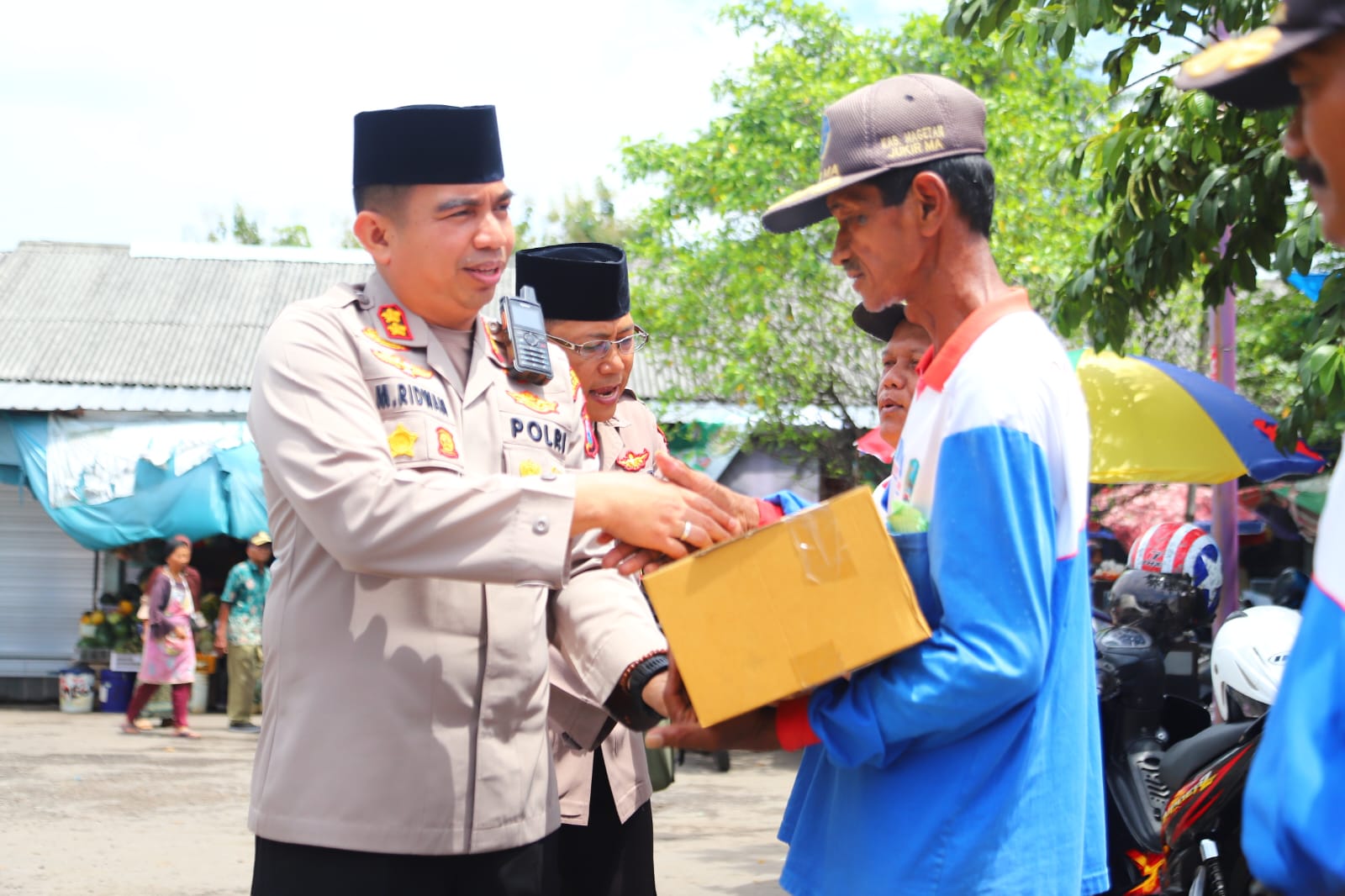 Indahnya Berbagi, Kapolres Magetan Bagikan Bansos Kemanusian Kepada Masyarakat.