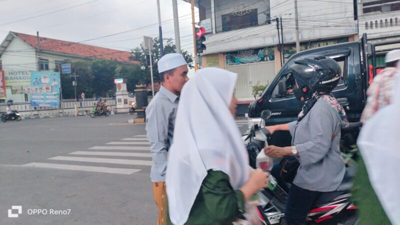 Yayasan Tanwirul Islam Desa Tanggumong Sampang Bekejarsama Dengan Siswa SMK JAIFAQ  Bagi -bagi Takjil ke Masyarakat Yang Melintasi Jalan.