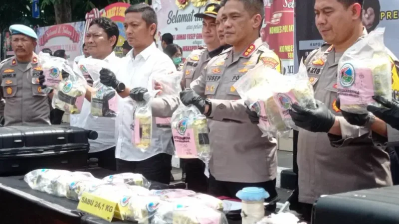Polrestabes Surabaya Tangkap Dua Kurir Narkoba Bawa Sabu-sabu 24 Kilogram Jaringan Antar Provinsi di Stasiun Pasar Turi.
