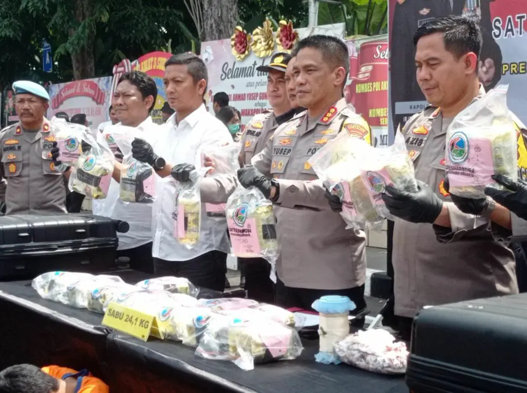 Polrestabes Surabaya Tangkap Dua Kurir Narkoba Bawa Sabu-sabu 24 Kilogram Jaringan Antar Provinsi di Stasiun Pasar Turi.