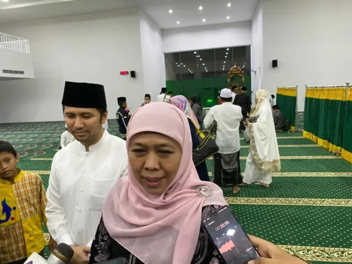 Khofifah dan Emil Hadiri Salat Tarawih Pertama di Masjid Raya Islamic Centre Jatim