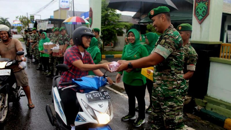 Peduli Dengan Masyarakat Kodim 1012/Buntok Bagikan Takjil Untuk Berbuka Puasa