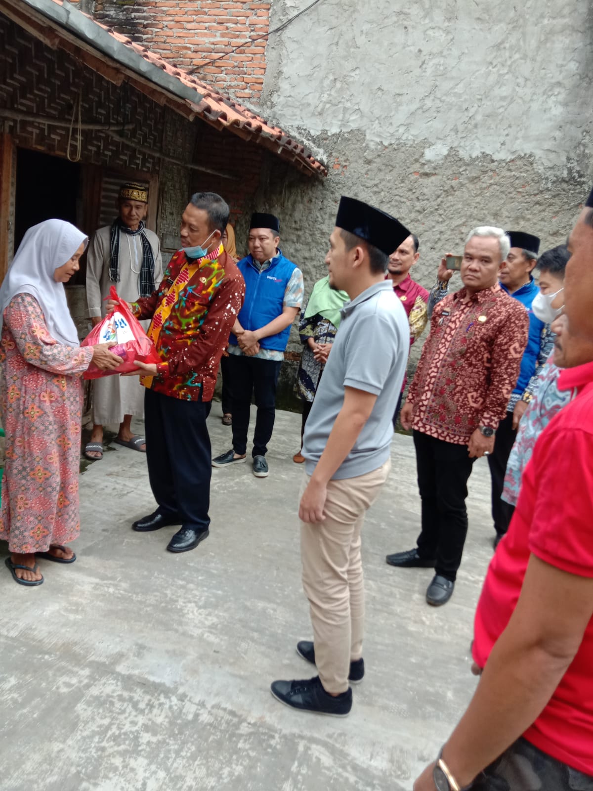 Ardian Saputra,SH Wakil Bupati Lampung Utara Bagikan Sembako Di Bulan Suci Ramadhan.