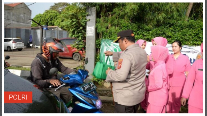 Kapolres Bogor Polda Jabar Dan Bhayangkari Cabang Bogor Bagikan Pakat Takjil Kepada Para Pengguna Jalan