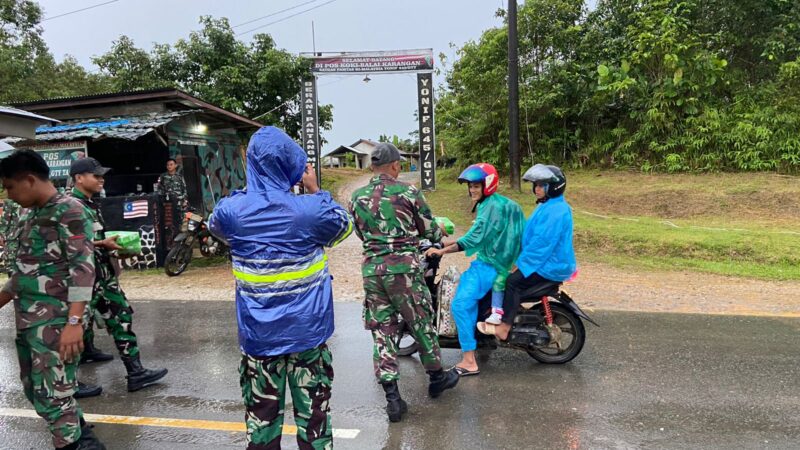 Jalani Ramadhan Di Perbatasan, Satgas Pamtas Yonif 645/Gardatama Yudha Tebar Kebaikan Bagi-Bagi Takjil Kepada Warga