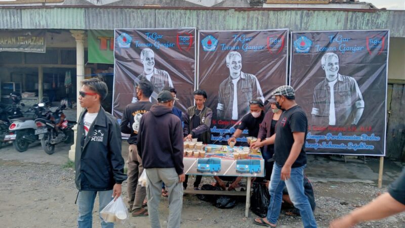 GIAT RAMADHAN TIM RELAWAN TEMAN GANJAR BERBAGI TAKJIL