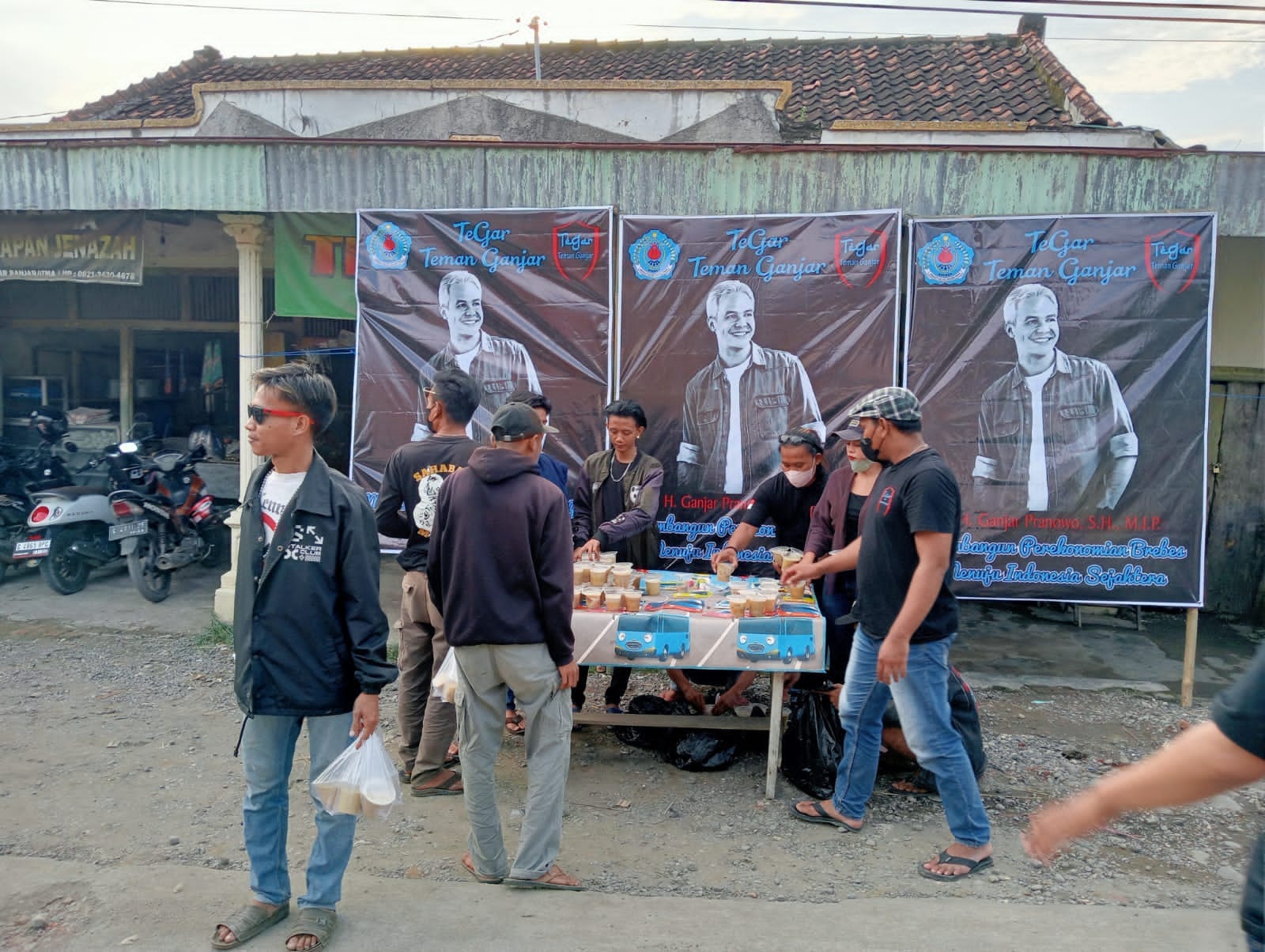 GIAT RAMADHAN TIM RELAWAN TEMAN GANJAR BERBAGI TAKJIL