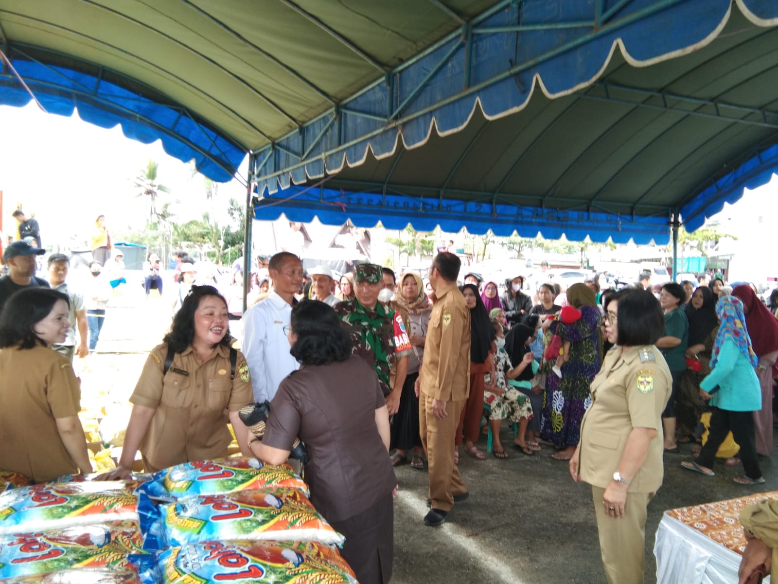 Babinsa Koramil Kurun Dampingi Kegiatan Pasar Murah Pemkab Gunung Mas