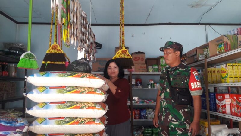 Pastikan Harga Sembako Stabil, Babinsa Koramil Sepang Cek Harga Pangan di Kios Milik Warga