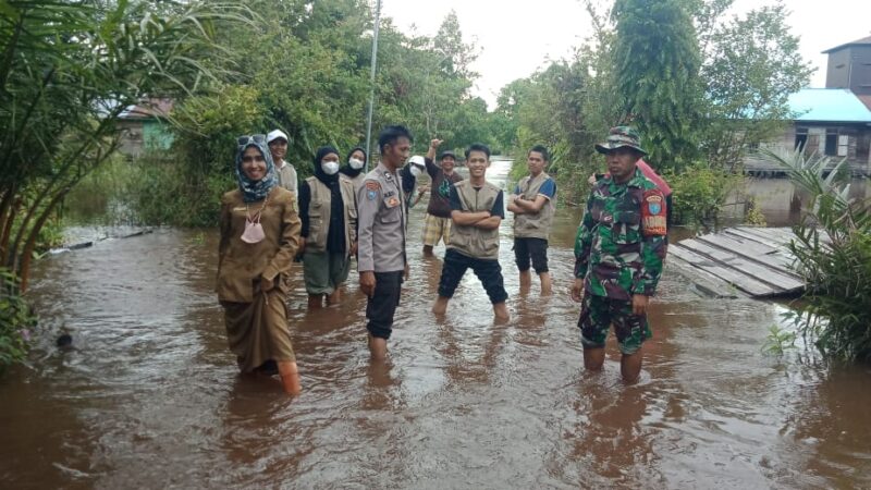 Danramil 1016-02/Bukit Batu Perintahkan Para Babinsa Pantau Banjir di Wilayah Binaan