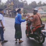 DPK KNPI Kecamatan Omben Bagikan Ratusan Takjil Pada Pengendara