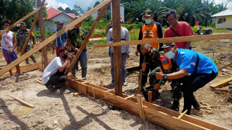 Sinergi TNI Bersama Rakyat, Babinsa 1015-07/Parengean Bantu Bangun Rumah Warga