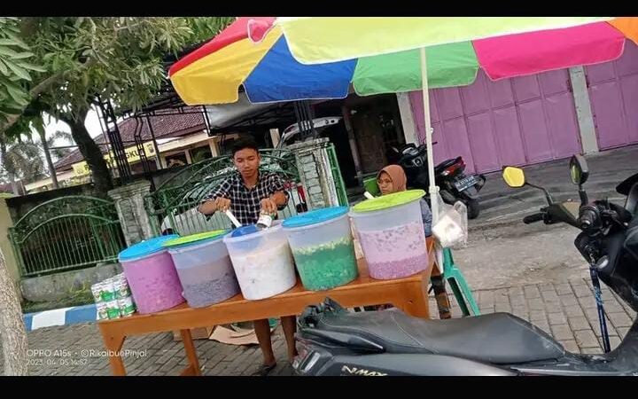 Ramainya Pedagang ‘Dadakan’ di Sepanjang Jalan Raya Desa Pangkur Ngawi Sediakan Berbagai Macam Menu Buka Puasa