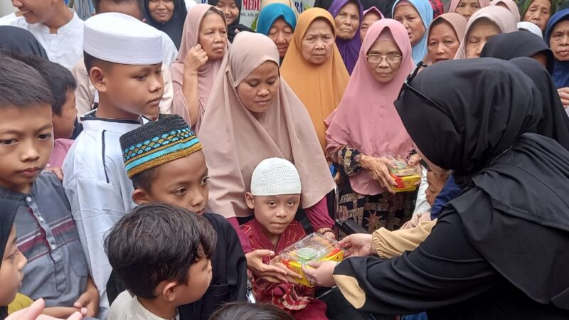 Yayasan Tahfidz Indonesia Berbagi Takjil untuk Anak-anak Yatim dan Ibu-ibu Janda di Ciomas Bogor