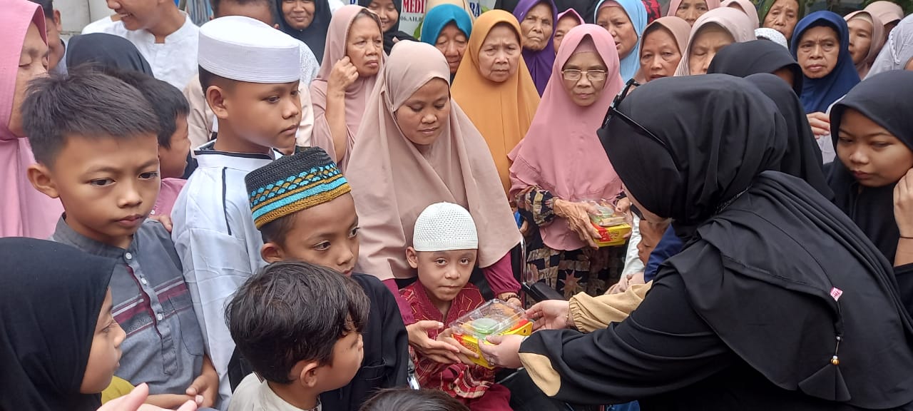 Yayasan Tahfidz Indonesia Berbagi Takjil untuk Anak-anak Yatim dan Ibu-ibu Janda di Ciomas Bogor