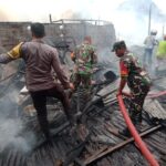 Sigap Bantu Padamkan Kebakaran Rumah Warga Babinsa 1015-04/ Baamang
