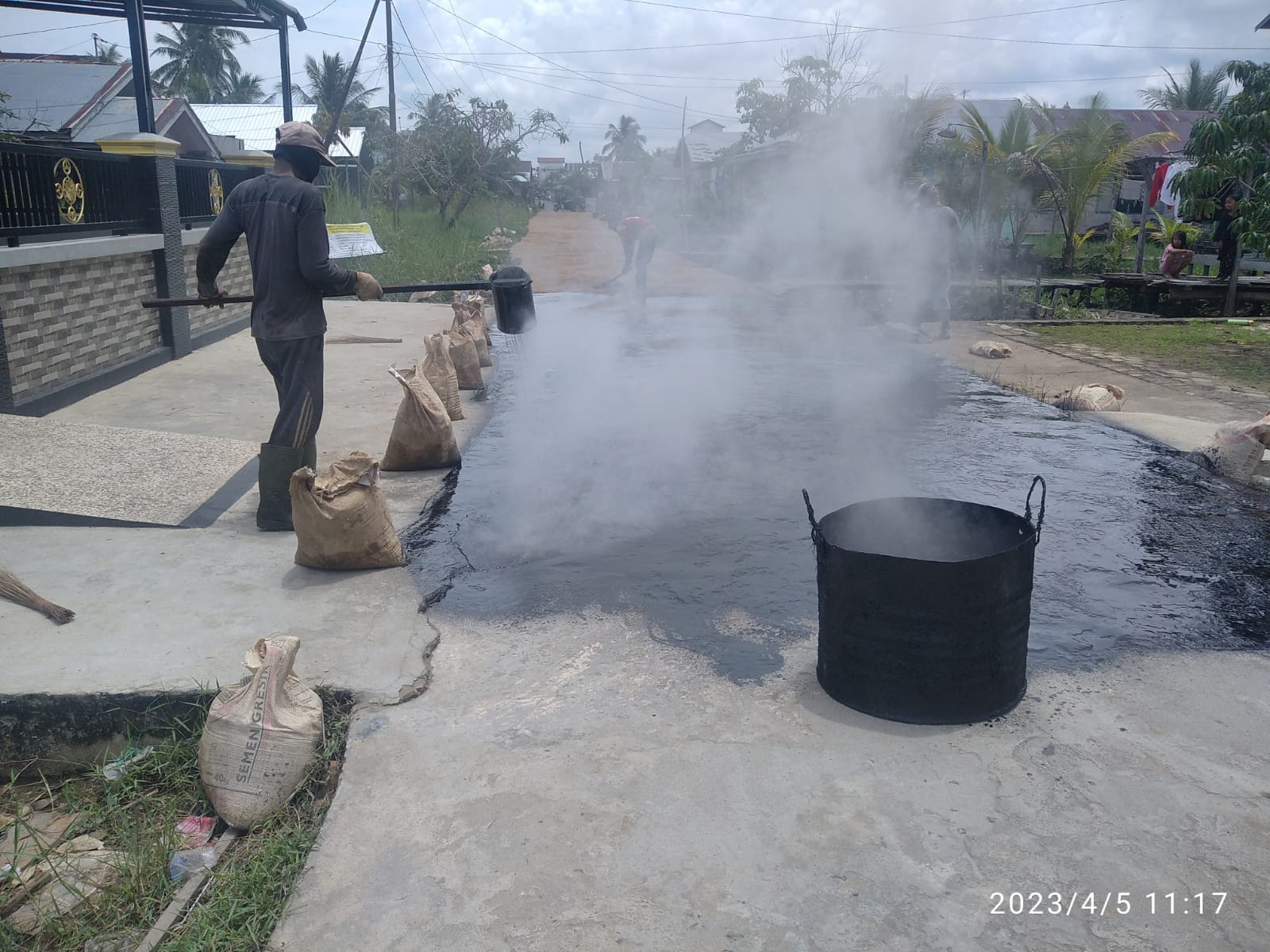 Pekerjaan Pengaspalan Curah Sepanjang 229 M di Desa Pegatan Kabupaten Katingan Menggunakan Dana DAU / APBD.