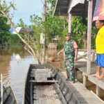 Babinsa Koramil Pahandut Secara Intens Pantau Kondisi Banjir di Wilayah Binaannya