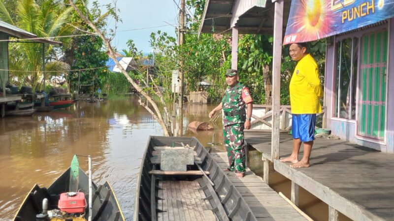 Babinsa Koramil Pahandut Secara Intens Pantau Kondisi Banjir di Wilayah Binaannya