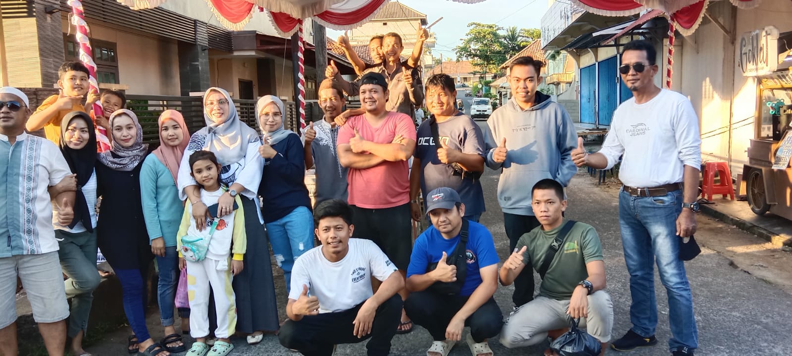 Peduli Dengan Sesama, Seorang Pengusaha di Belinyu Kabupaten Bangka Bagi-Bagi Takjil Gratis Kepada Masyarakat Nelayan Pesisir dan Pengguna Jalan.