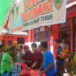 Babinsa Koramil 1015-04/Baamang Dampingi Kegiatan Pasar Murah