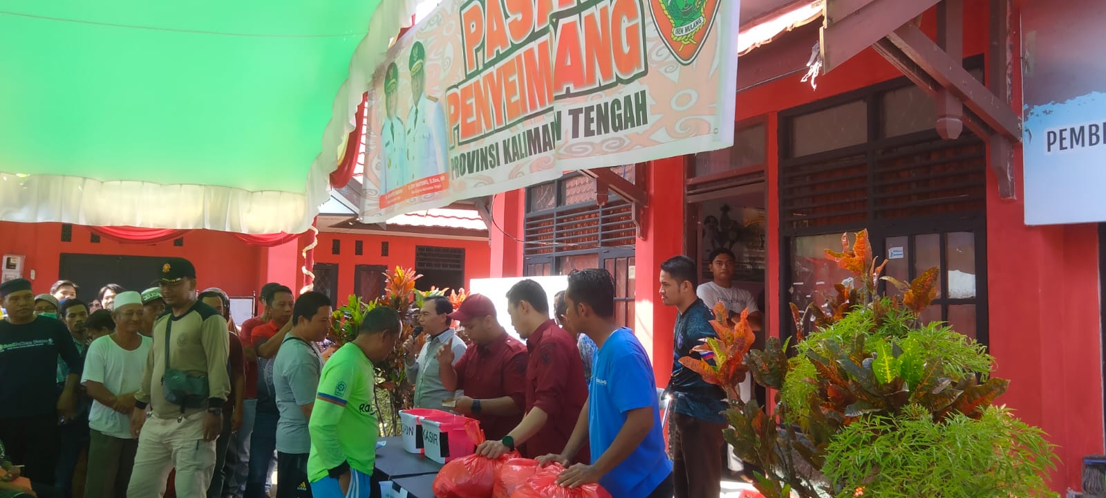 Babinsa Koramil 1015-04/Baamang Dampingi Kegiatan Pasar Murah