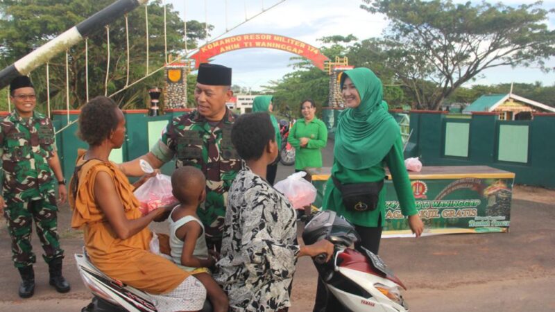 Tebar Kebaikan Berbagi Berkah, Danrem 174/ATW Merauke Bagikan Takjil Kepada Masyarakat