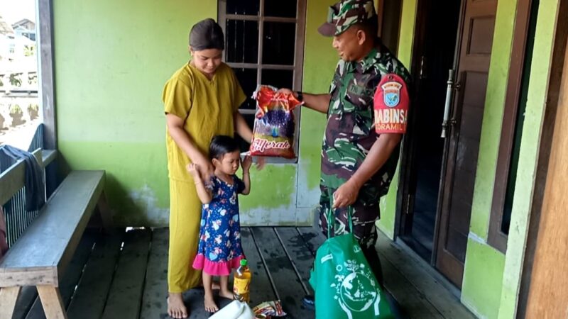 Komsos Babinsa Koramil Pahandut Pantau Anak Stunting Serta Bagikan Sembako