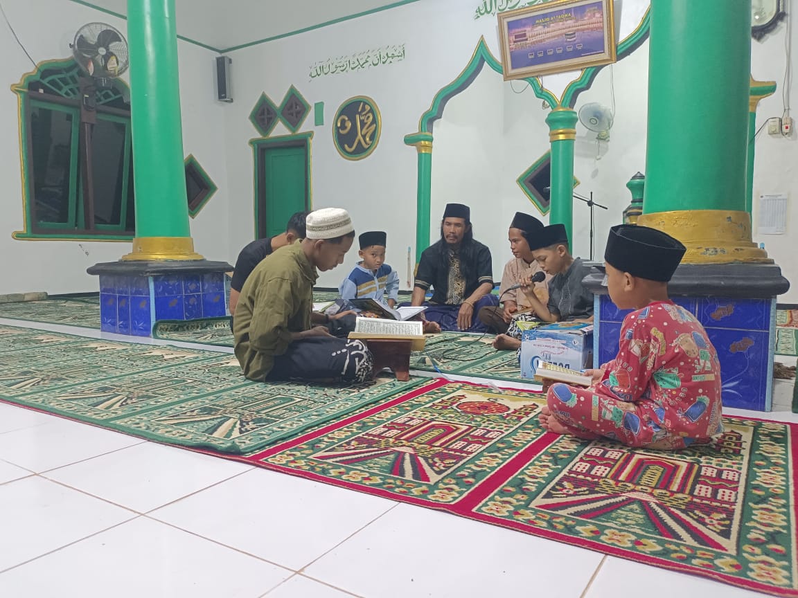 Tadarus Al-Quran Selama Ramadhan 1444 H Agenda Masyarakat Memakmurkan Masjid Al-Taqwa Desa Gunung Pelawan Kecamatan Belinyu.
