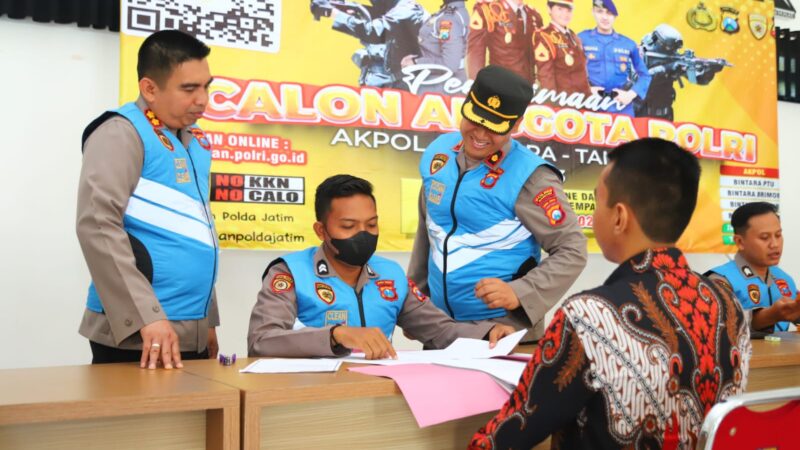 Kapolres Magetan Memantau Langsung Kegiatan Pendaftaran Calon Peserta Penerimaan Anggota Polri tahun 2023.