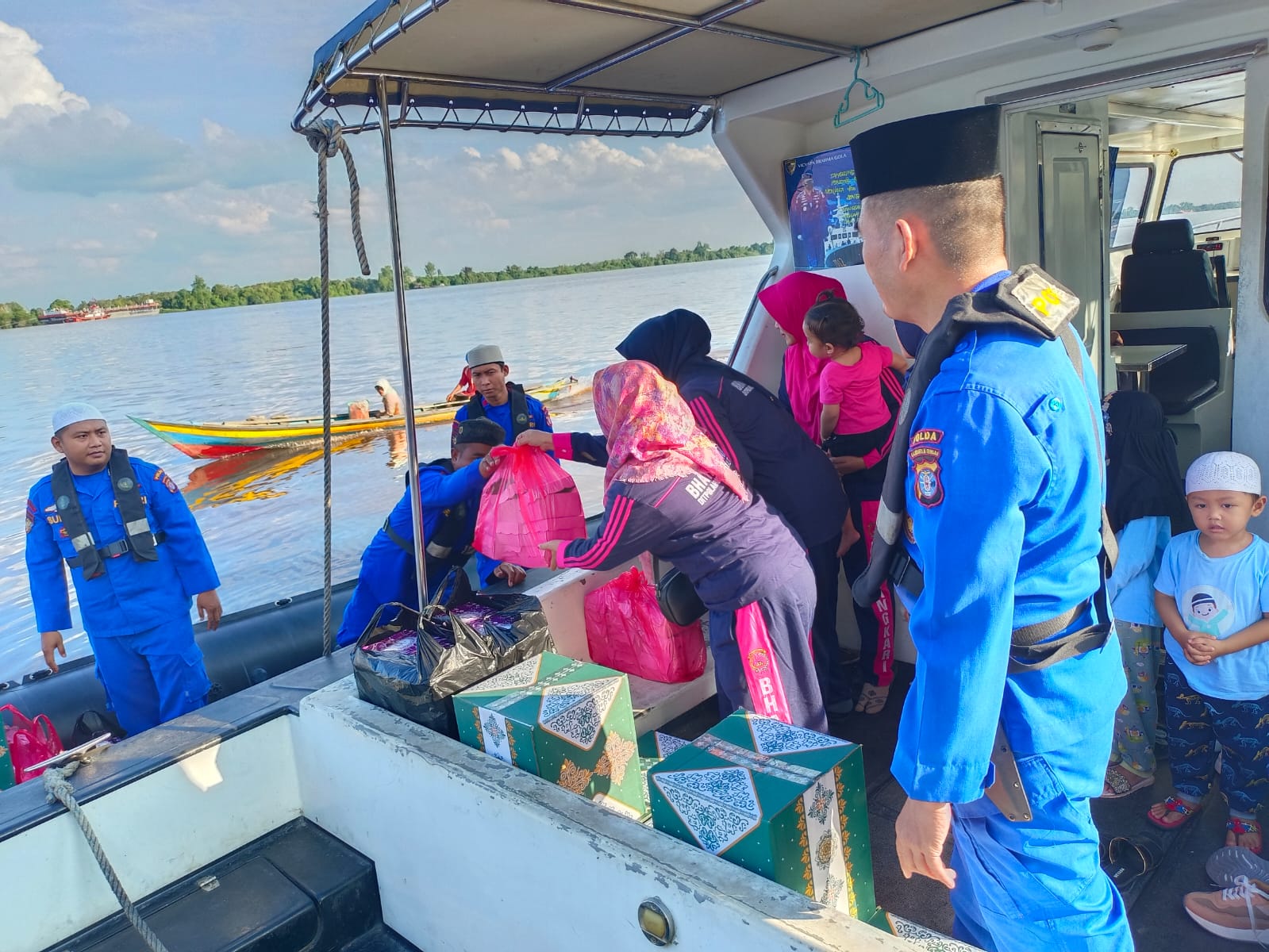 Personel Kapal Polisi XVIII-2006 Ditpolairud Polda Kalteng Berbagi Takjil Di Bulan Suci Ramadhan 1444 H