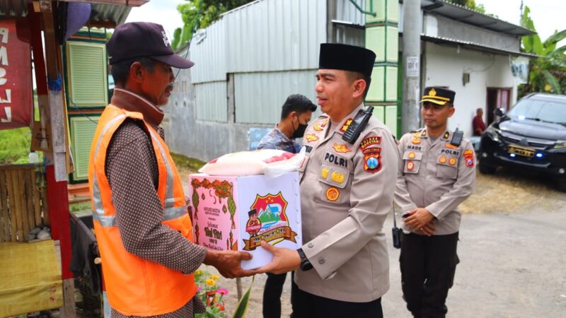 Jelang Idhul Fitri, Kapolres Atensi Perlintasan Sebidang KA Tanpa Palang Pintu Berkenan Memberikan Bansos Ke Penjaga.