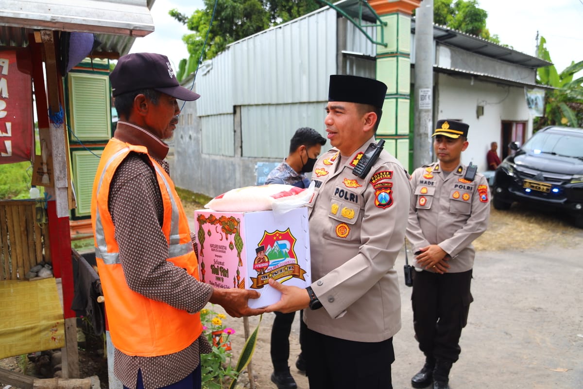 Jelang Idhul Fitri, Kapolres Atensi Perlintasan Sebidang KA Tanpa Palang Pintu Berkenan Memberikan Bansos Ke Penjaga.