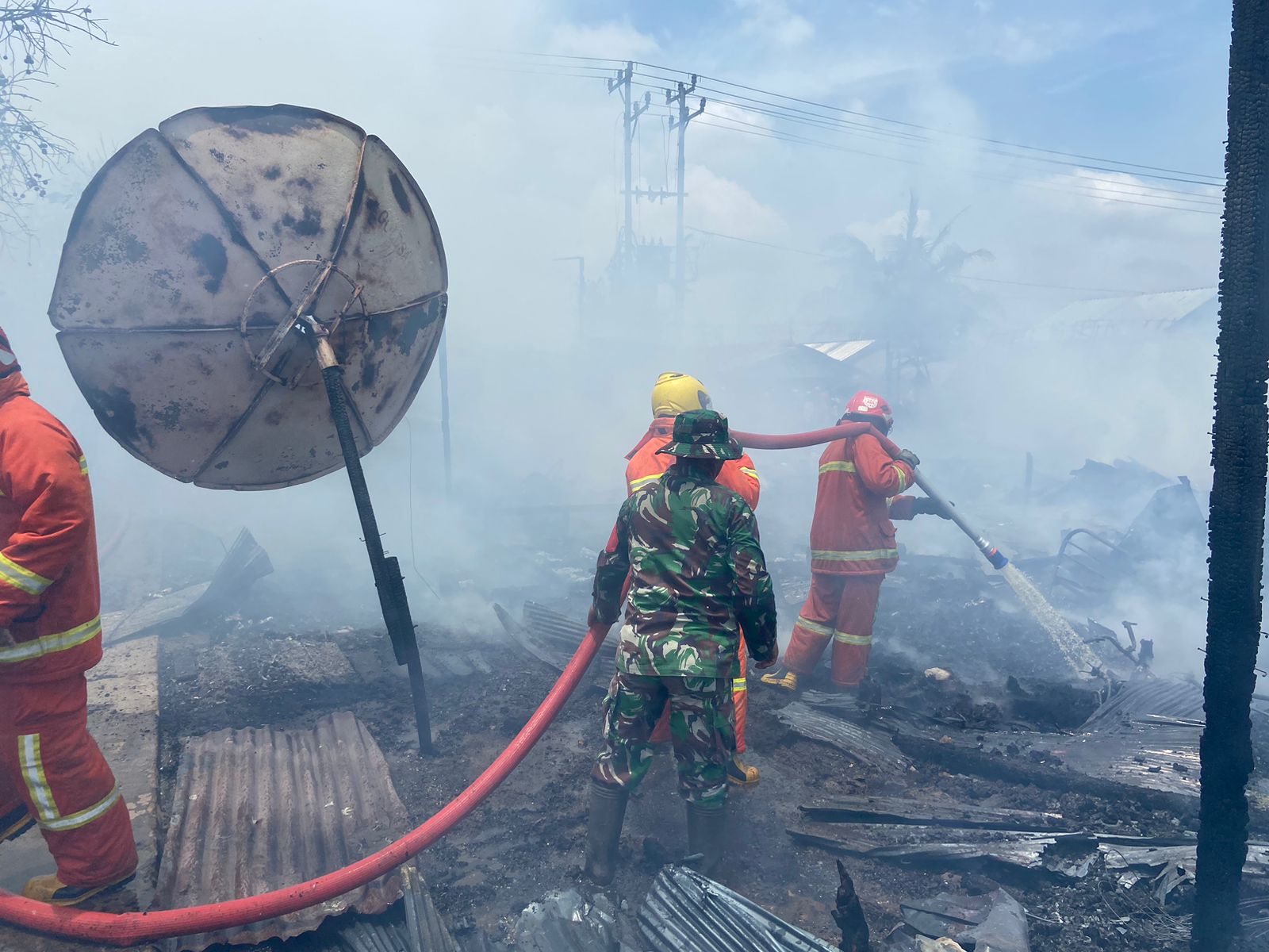 Babinsa Koramil 1015-04/Baamang Bersama Warga Membantu Memadamkan Kebakaran Di Gang Madangkara