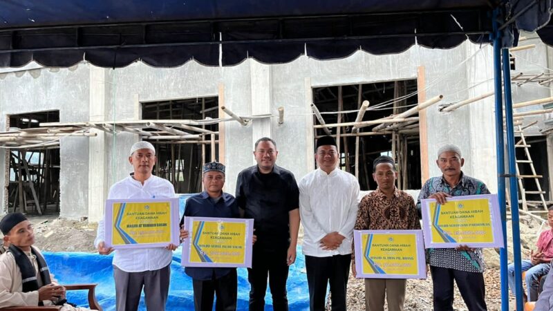 Bupati Pakpak Bharat Serahkan Bantuan Hibah Rumah Ibadah