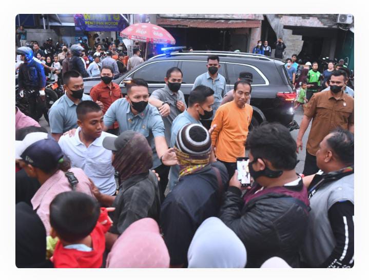 Antusiasme Warga Bogor Antre Sembako dari Presiden Jokowi