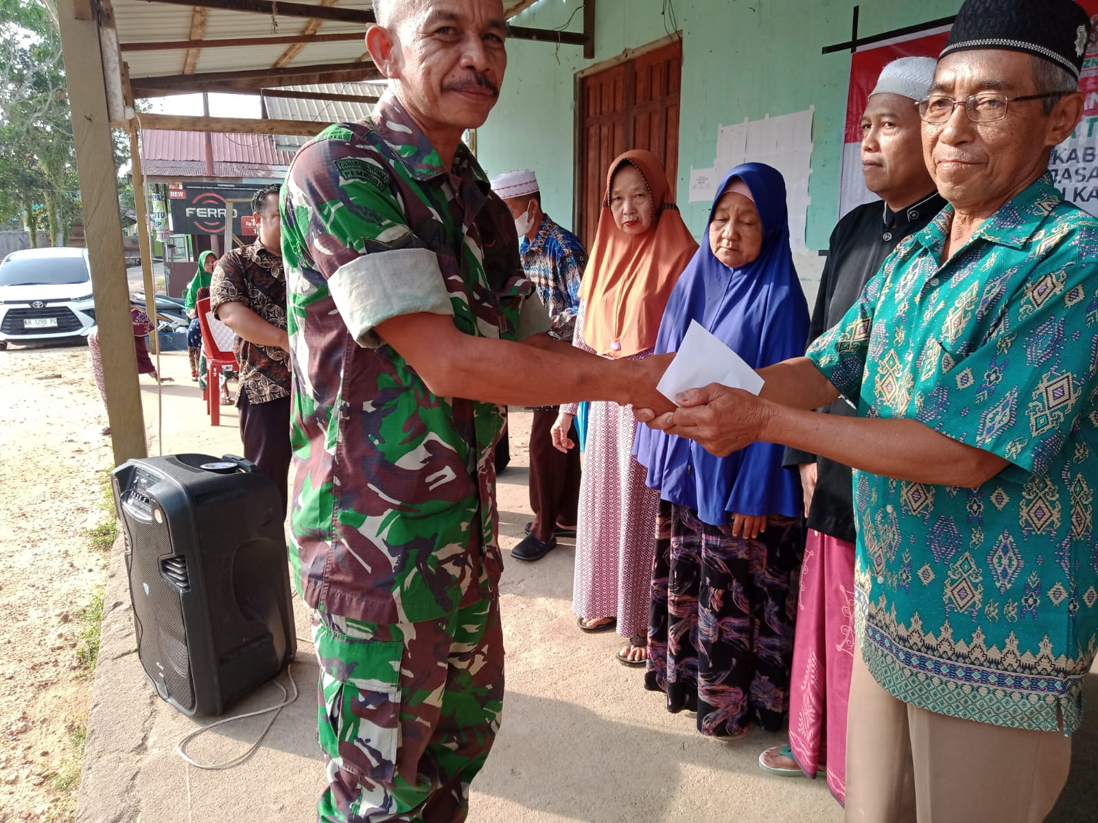 Penyaluran Bantuan Dari Baznas Kab.Seruyan Didampingi Babinsa Koramil 1015-10/Telaga Pulang