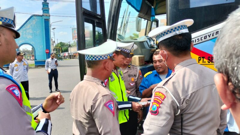 “Jelang Mudik Lebaran, Satlantas Polres Magetan Lakukan “Ramp Check” Uji Kelayakan Kendaraan.