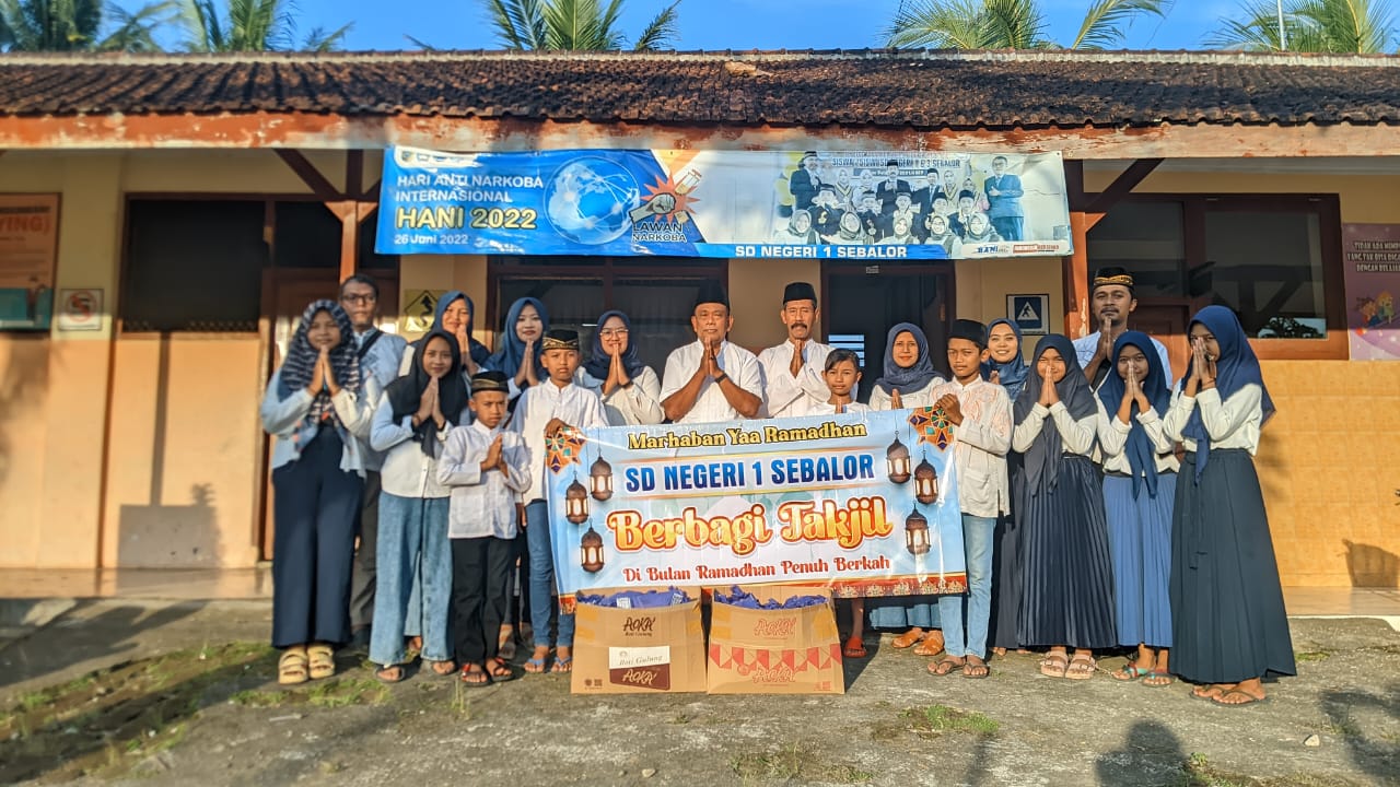 Salurkan Zakat Dan Bagikan TakjilDalam Pondok Ramadhan Siswa- Siswi SD Negeri 1 Sebalor Tulungagung