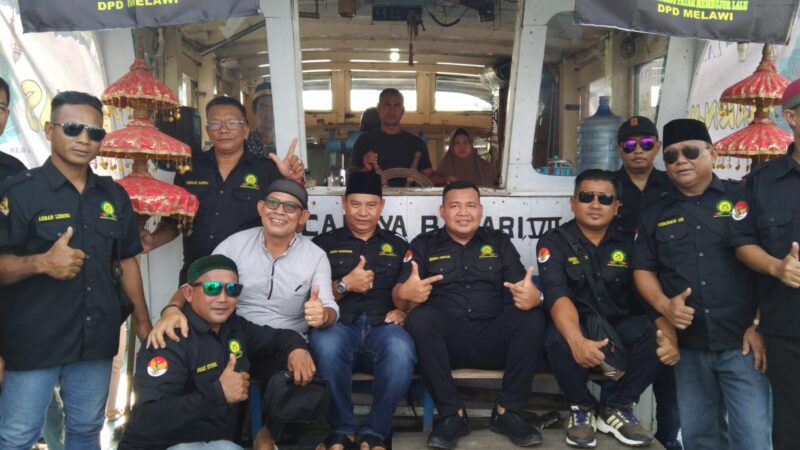 Laskar Pemuda Melayu (DPD LPM) Melawi Meriahkan Karnaval Perahu Hias Dalam Perayaan Hari Raya Idul Fitri 1444 H Tahun 2023.