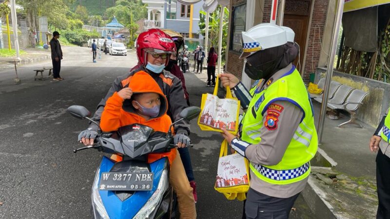 Aksi Simpatik Srikandi Satlantas Polres Magetan, Apresiasi Bagi Pengendara Disiplin Berlalulintas Dengan Bingkisan