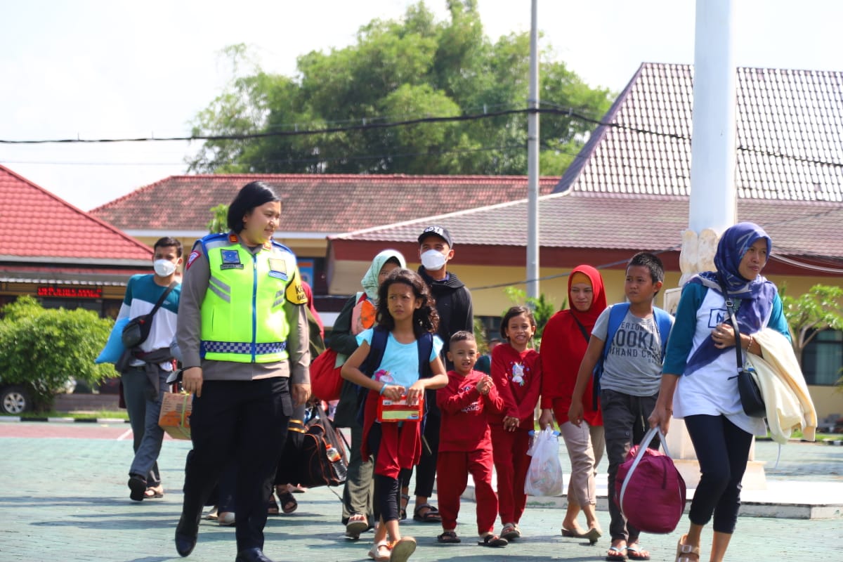 Polres Magetan Berangkatkan Dua Bus Balik Mudik Gratis.